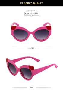 Vues de face et de côté de lunettes de soleil œil de chat rose avec verres dégradés
