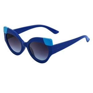 Lunettes de soleil œil-de-chat tendance avec monture bleue et verres dégradés, vue latérale