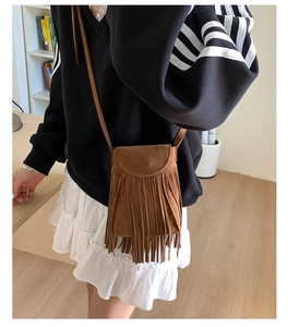 Sac bandoulière marron en daim avec franges bohèmes et rabat de fermeture