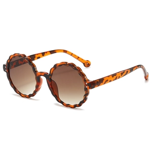 Fashionable round scalloped tortoiseshell sunglasses with brown gradient lenses for women