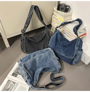 Drei Farben von Denim-Einkaufstaschen in Dunkelblau, Hellblau und Schwarzgrau in einer Gruppe