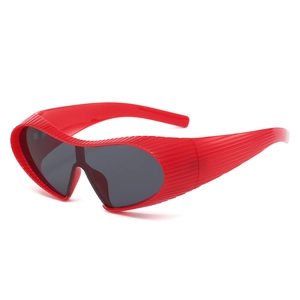 Steampunk Sonnenbrille mit rotem Wrap-Around Rahmen im futuristischen Y2K-Stil