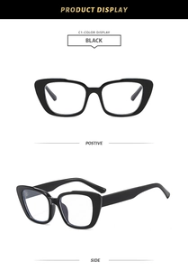 Dettaglio degli occhiali cat eye neri con montatura larga e design vintage chic