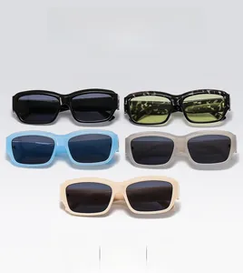Gros plan de lunettes de soleil rectangulaires élégantes en cinq couleurs assorties