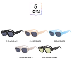 Vue à plat détaillée de lunettes de soleil carrées en cinq couleurs avec détails argentés
