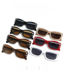 Vue à plat de lunettes de soleil rectangulaires avec strass en plusieurs couleurs