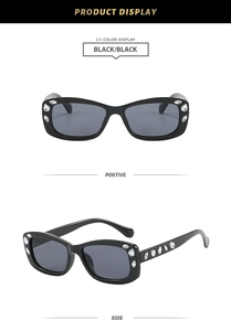 Vues frontale et latérale de lunettes de soleil rectangulaires noires avec strass brillants