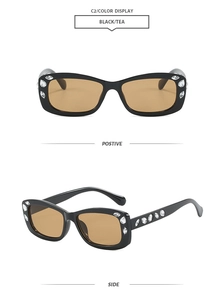 Détail des lunettes de soleil carrées noires avec verres thé et strass brillants