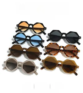 Vue détaillée des lunettes de soleil géométriques hexagonales en plusieurs coloris