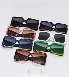 Détail de lunettes de soleil carrées montrant plusieurs couleurs et textures