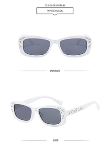 Détail de lunettes de soleil carrées blanches avec strass décoratifs sur la monture