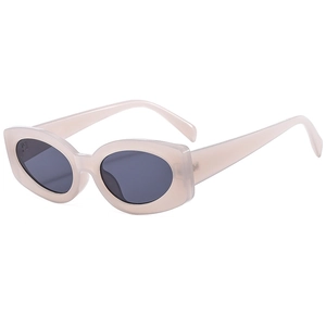 Lunettes de soleil ovales tendance avec monture blanc crème et verres gris foncé