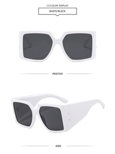 Vue détaillée de lunettes de soleil carrées blanches avec branches larges et verres gris