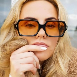Eckige Sonnenbrille Damen Herren Retro Mode PC Rahmen AC Linse UV400 Schutz Metallniete Schicke Reiseschatten