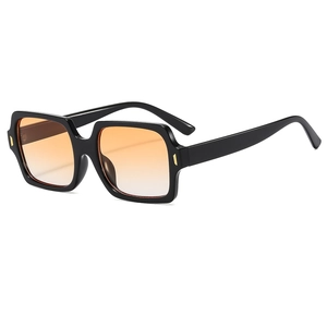 Modische quadratische schwarze Sonnenbrille mit orangefarbenen Verlaufsgläsern
