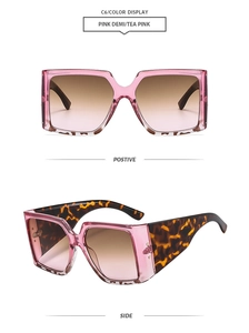 Détail des lunettes de soleil carrées roses avec branches larges à motif léopard écaille