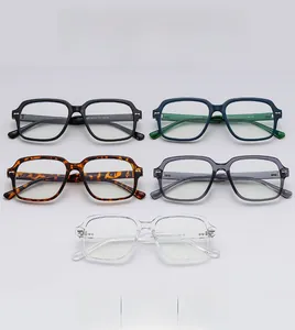 Détail de montures de lunettes carrées surdimensionnées en cinq couleurs tendance