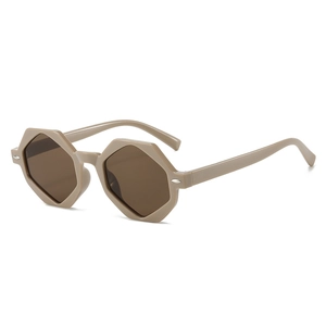 Lunettes de soleil hexagonales oversize kaki avec verres bruns sur fond blanc pur