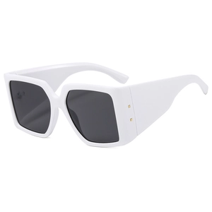 Lunettes de soleil carrées blanches surdimensionnées avec verres foncés et rivets dorés