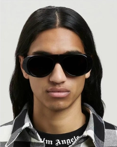 Gros plan frontal de lunettes de soleil rétro à monture noire épaisse sur un modèle