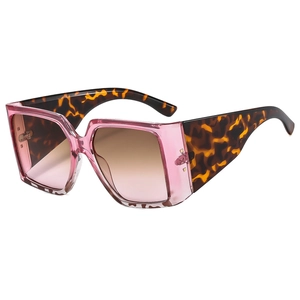 Lunettes de soleil carrées oversize avec monture rose transparent et branches léopard