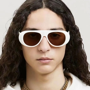 Gros plan de lunettes de soleil blanches surdimensionnées avec verres foncés