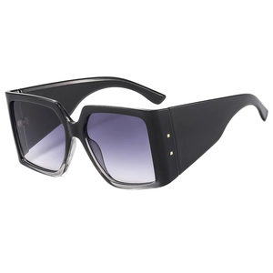 Lunettes de soleil carrées oversize tendance avec branches larges et rivets dorés