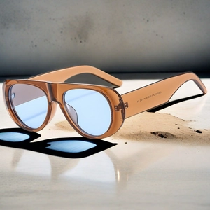 Gros plan des branches en écaille avec codes de taille et certification CE de la lunette