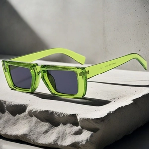 Détail de lunettes de soleil carrées vert émeraude avec marquages sur la branche