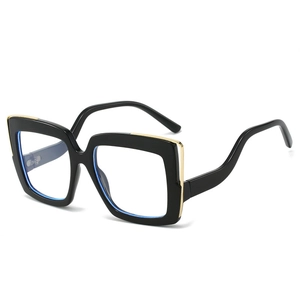Modische Oversize-Sonnenbrille mit schwarzem Rahmen und goldenen Metallakzenten