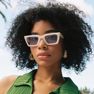 Lunettes de soleil rétro rectangle crème avec verres violets et boucles dorées