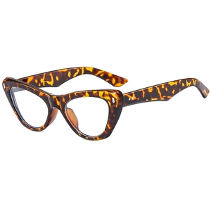 Vintage cat-eye tortoiseshell sunglasses with leopard pattern and clear lenses in street style
