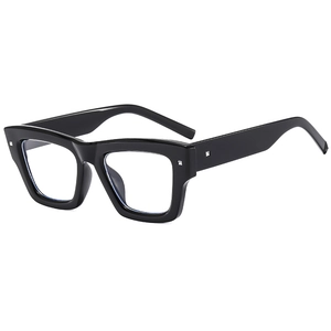 Gafas de sol cuadradas negras clásicas con tachuelas plateadas y estética retro