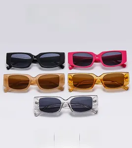 Cinq coloris assortis de lunettes de soleil rectangulaires rétro sur fond neutre