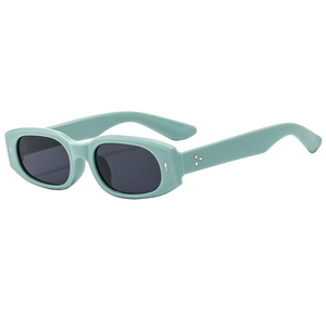 Retro-Oval-Sonnenbrille mit mintgrünem Rahmen, dunklen Gläsern und Silbernieten-Dekor