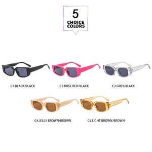 Cinq paires de lunettes de soleil rectangulaires vintage en noir, rose et marron glacé