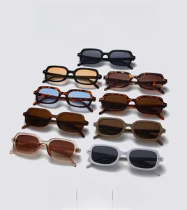 Vue à plat de dix lunettes de soleil carrées rétro aux couleurs variées avec rivets en métal