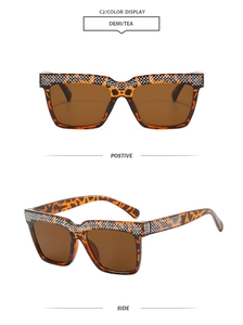 Dettaglio occhiali da sole quadrati leopardati con strass di lusso e lenti color tè