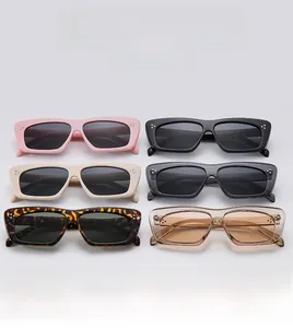 Detailansicht rechteckiger Sonnenbrillen in Pink, Schwarz und Elfenbein in einem Set
