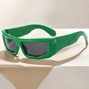 Lunettes de soleil carrées vertes épaisses avec verres foncés dans un décor minimaliste