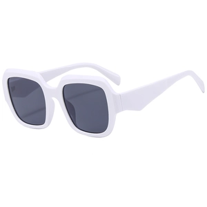 Lunettes de soleil carrées blanches surdimensionnées avec verres gris foncé et monture large