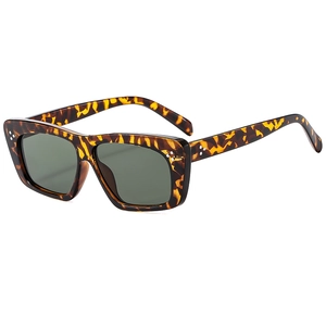 Retro Oversize-Sonnenbrille mit Schildpattmuster, Nieten und dunklen Gläsern