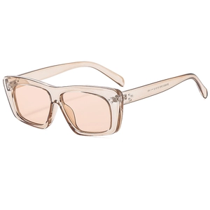 Trendige Sonnenbrille mit champagnerfarbenem Rahmen und hellorangen Gläsern im Retrostil