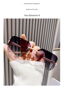 Vue détaillée de lunettes de soleil carrées sans monture avec verres dégradés violets