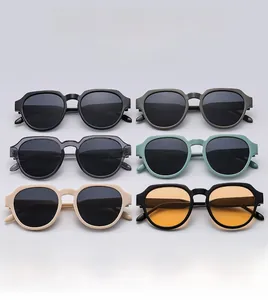Matrice de six couleurs différentes de lunettes de soleil à monture carrée de style moderne