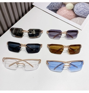 Vue à plat de lunettes de soleil carrées sans monture en six couleurs et branches dorées