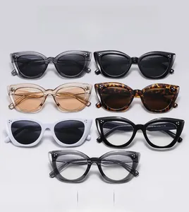 Dettaglio collezione occhiali da sole cat-eye con borchie metalliche retrò