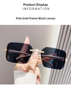 Détail de lunettes de soleil rectangulaires sans monture avec pont doré rose et verres gris