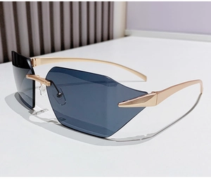 Détail de lunettes de soleil carrées sans monture avec verres gris et branches dorées