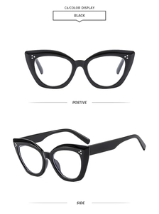 Dettaglio occhiali neri cat-eye con borchie metalliche a tre punti sugli angoli
